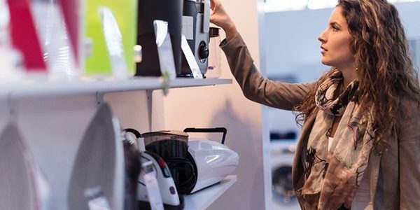 Vytlačují elektronické obchody kamenné prodejny? Právě naopak!