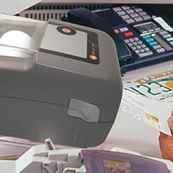 Kompaktní stolní tiskárna etiket, která je určena pro řadu průmyslových odvětví a aplikací vyžadující spolehlivý a nákladově efektivní tisk čárových kódů.