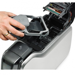 Tiskárna plastových karet ZC300 od společnosti Zebra přináší průlomovou jednoduchost, zabezpečení a možnosti připojení v nejštíhleším designu ve své třídě.