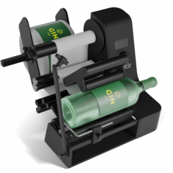 Nejinovativnější etiketovací stroj na trhu, který zajišťuje dokonalé umístění štítků a umožňuje označit jakoukoliv láhev nebo válcový předmět bez omezení délky.
