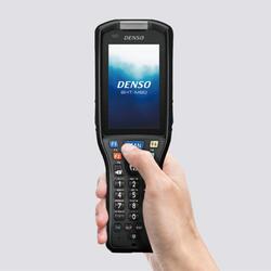 Denso BHT-M60 je mobilní terminál s ergonomicky tvarovanou rukojetí kombinující vynikající skenovací výkon s pohodlnou manipulací.