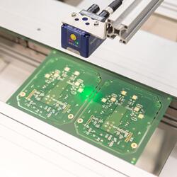 Datalogic Matrix 220X Premium je stacionární snímač 2D kódů navržený pro vynikající výkon a vybavený čtyřjádrovou platformou pro zpracování obrazu.