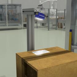 Datalogic Matrix 220X Premium je stacionární snímač 2D kódů navržený pro vynikající výkon a vybavený čtyřjádrovou platformou pro zpracování obrazu.