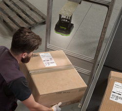 Stacionární snímač Zebra FS80 sloužící k přesnému sledování produktů a dat čárových kódů v celém dodavatelském řetězci od vysoce výkonných logistických a distribučních center až po výrobní závody.