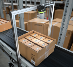 Stacionární snímač Zebra FS80 sloužící k přesnému sledování produktů a dat čárových kódů v celém dodavatelském řetězci od vysoce výkonných logistických a distribučních center až po výrobní závody.