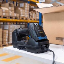 Průmyslový ruční snímač Datalogic PowerScan 9600 RFID Series, který kombinuje špičkové čtení kódů s technologií UHF RFID v jediném odolném bezdrátovém zařízení.